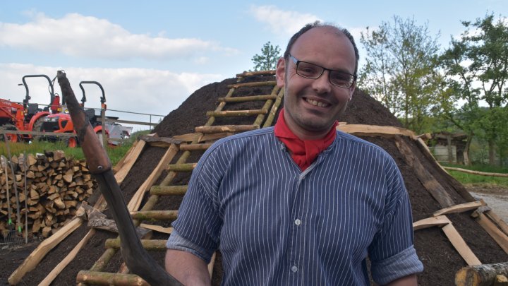 Beim Meiler ist Christof Kordes immer Feuer und Flamme. Momentan ist er mit Unterstützung mit dem...