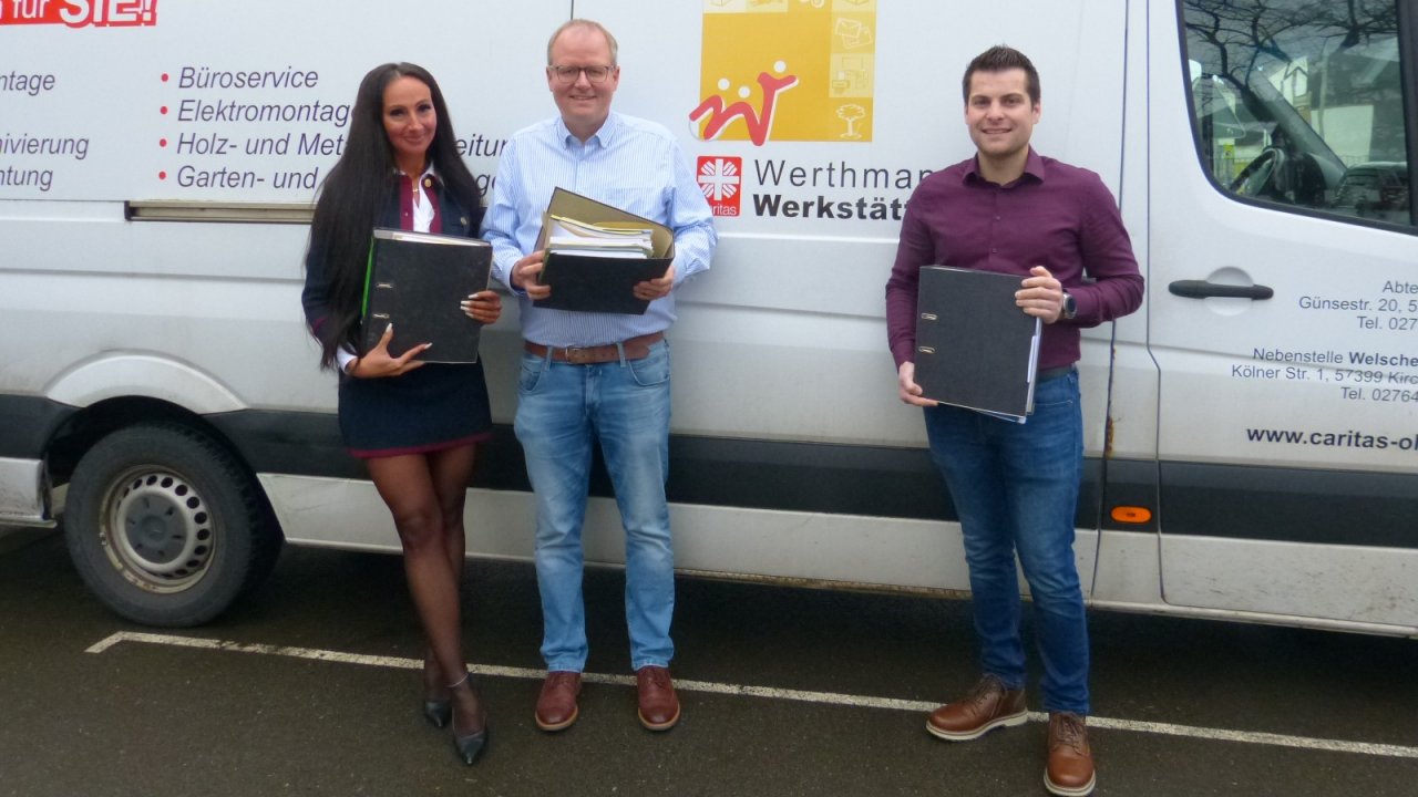 Julia Otterbach (Gruppenleitung Digital Plus) und Bastian Dröge, Fachbereichsleitung Zentrale Dienste sowie Chris Rosenthal (Digitalisierungsbeauftragter Gemeinde Wenden) sind überzeugt von der Zusammenarbeit. von Gemeinde Wenden