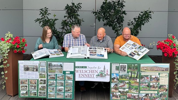Viele Fotos und Dokumente lassen auch (v.l.): Laura Remberg, Stephan Baumhoff, Reinhard Hesse und...
