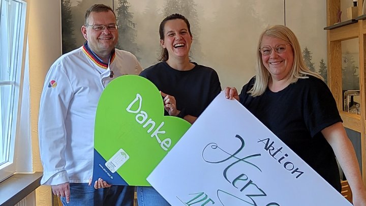 Bäckermeister Georg Sangermann, Hannah Schoppe vom AKHD und Verkaufsleiterin Kerstin Schladofsky...