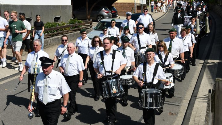 Das eigens gebildete Tambourcorps marschiert durch die Maumker Straßen.
