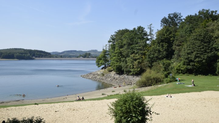 Die Badestelle Waldenburger Bucht ist ein beliebtes Ausflugsziel an heißen Tagen.