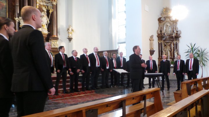 Der Männerchor beim Chorwettbewerb in Frickhofen unter Leitung von Thomas Bröcher.