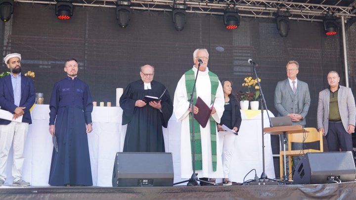 Zahlreiche Besucher haben am Sonntagmorgen, 17. August, am Friedensgebet auf dem Rathausplatz...
