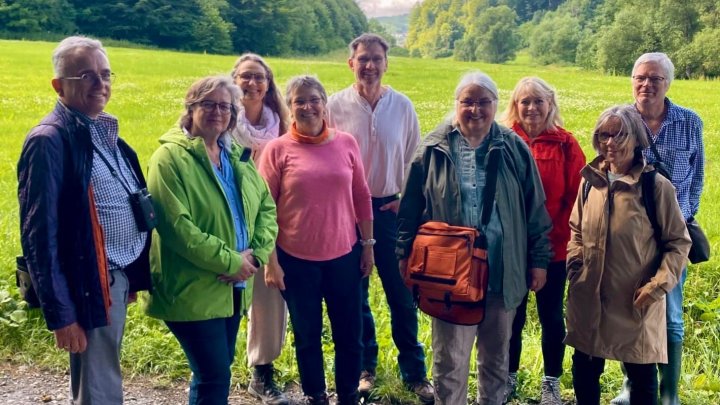 Landtagsabgeordnete und Naturschützer bei der Begehung des FFH-Gebiets Rübenkamp in Elspe – die...