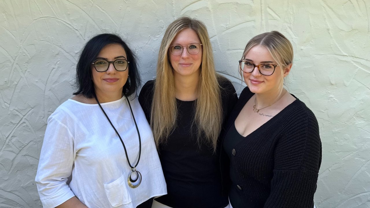 Theresa Blank (Mitte) mit ihren neuen Kolleginnen Lali Schober (links) und Nimue Sommer. Das Angebot des Wellness-Studios „Auszeit“ wird jetzt um Haarentfernung und Wimpernstyling ergänzt. von privat