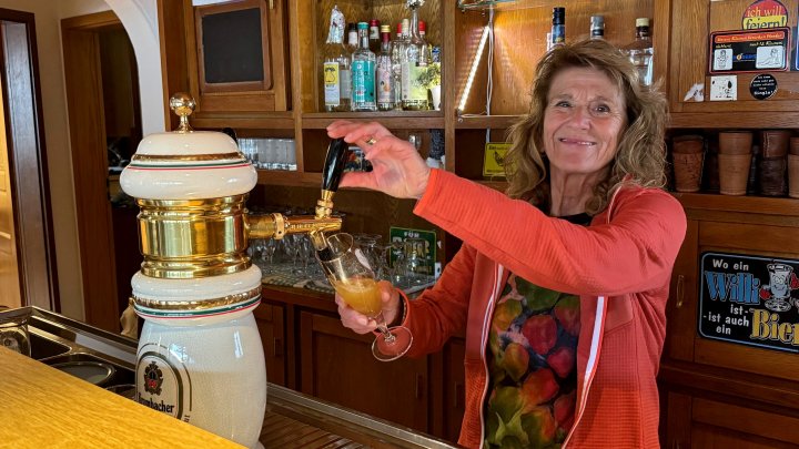 Fast 45 Jahre lang stand Agnes Meeser in ihrer Kneipe „Meesers“ am Zapfhahn, jetzt ist Schluss:...