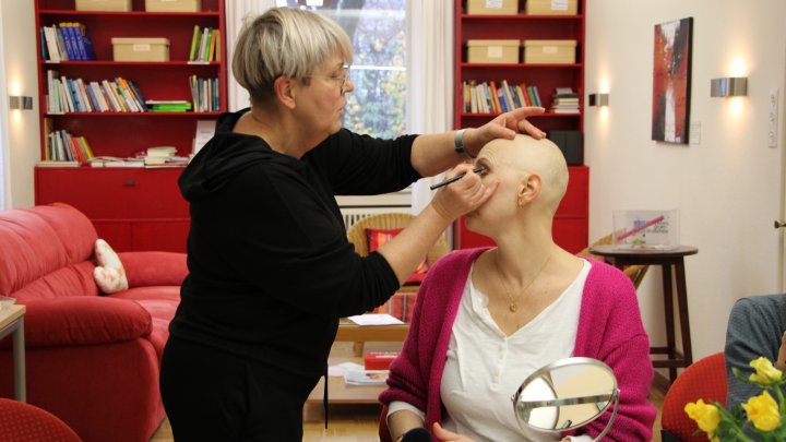 Äußeres, das nach innen wirkt: Kosmetik als Mutmacher in der Krebstherapie