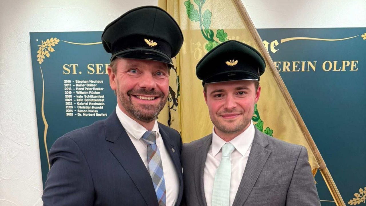 Jens Olberts (l.) hört auf, Tim Zeppenfeld kommt neu in den Vorstand. von Schützenverein Olpe