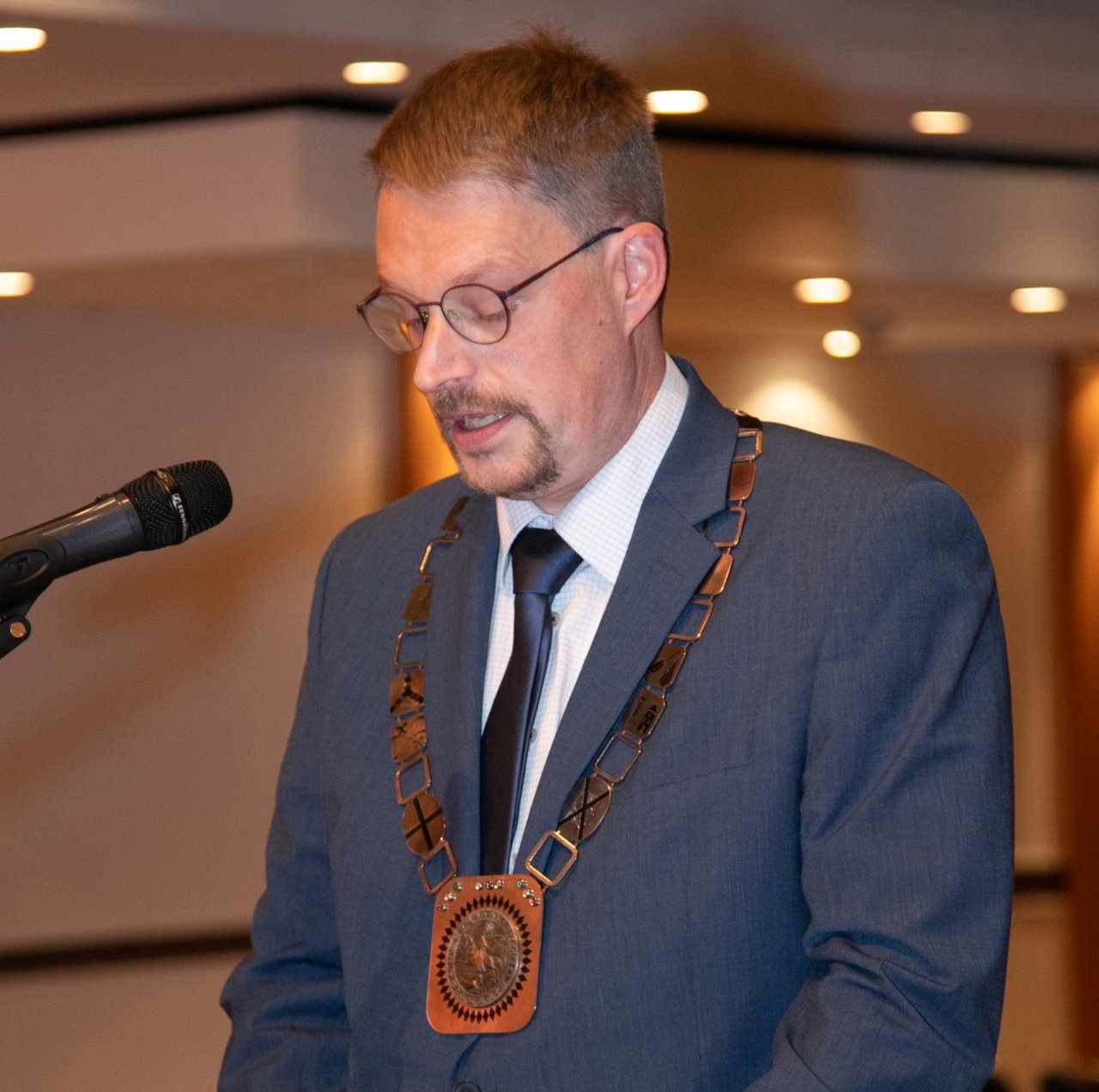 Bürgermeister Tobias Müller würdigte das Engagement der Ehrennadel-Träger. von Kreisstadt Olpe