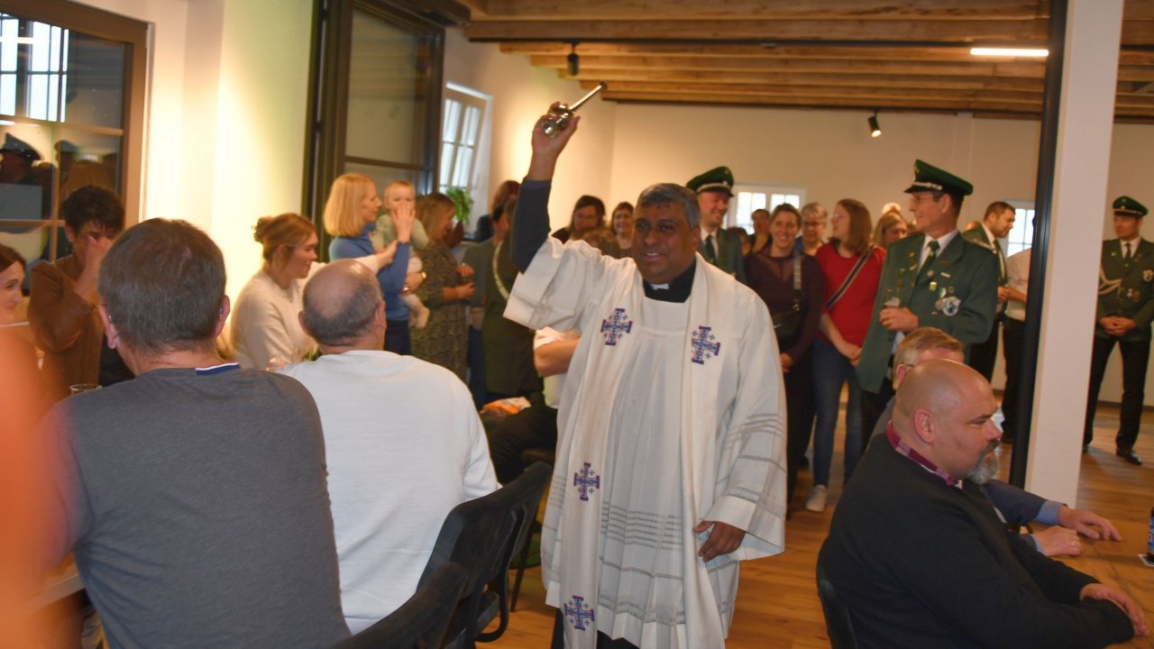 Inmitten der zahlreichen Gäste segnete Pater John den hellen, freundlichen Raum, der ein Versammlungs- und Begegnungsraum werden soll. von Nicole Voss