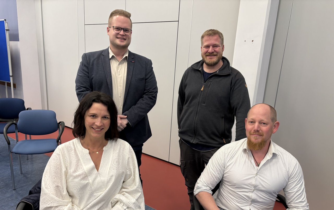 Vier neue Gesichter im Rat der Gemeinde Kirchhundem: Tatjana Vente, Tobias Bals (vorn), Marvin Schädler (stehend, l.) und Alexander Cordes. von Hartmut Poggel
