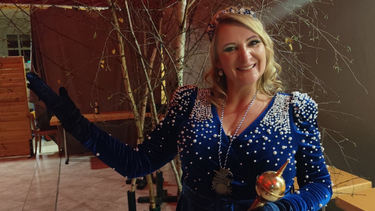 Elspe außer Rand und Band: Bei der Prinzenparty am Freitag, 7. November, wurde erstmals eine Prinzessin gekürt! Prinzessin Karin I. Padlo schwingt von nun an begeistert das närrische Zepter bei der KG Klein-Elka. von Marita Sapp