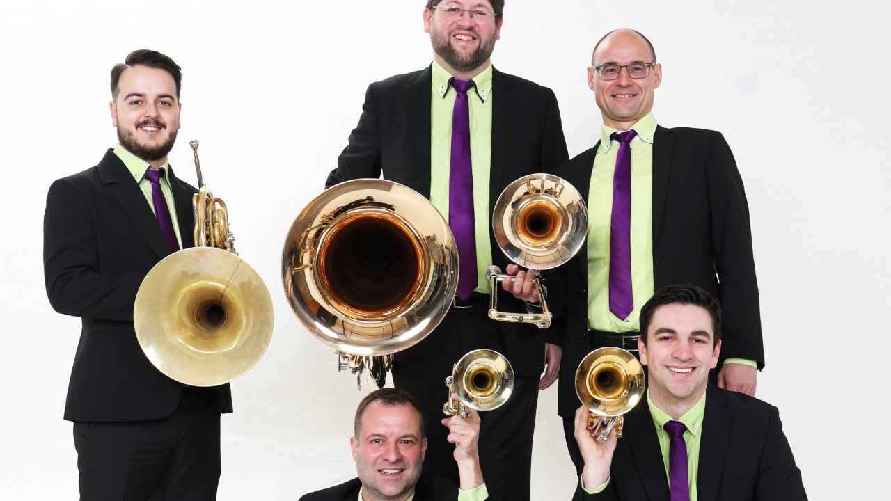 Das Leipziger Blechbläserquintett „emBRASSment“ stimmt am Sonntag, 30. November, das Publikum auf die Advents- und Weihnachtszeit ein. von Berodi