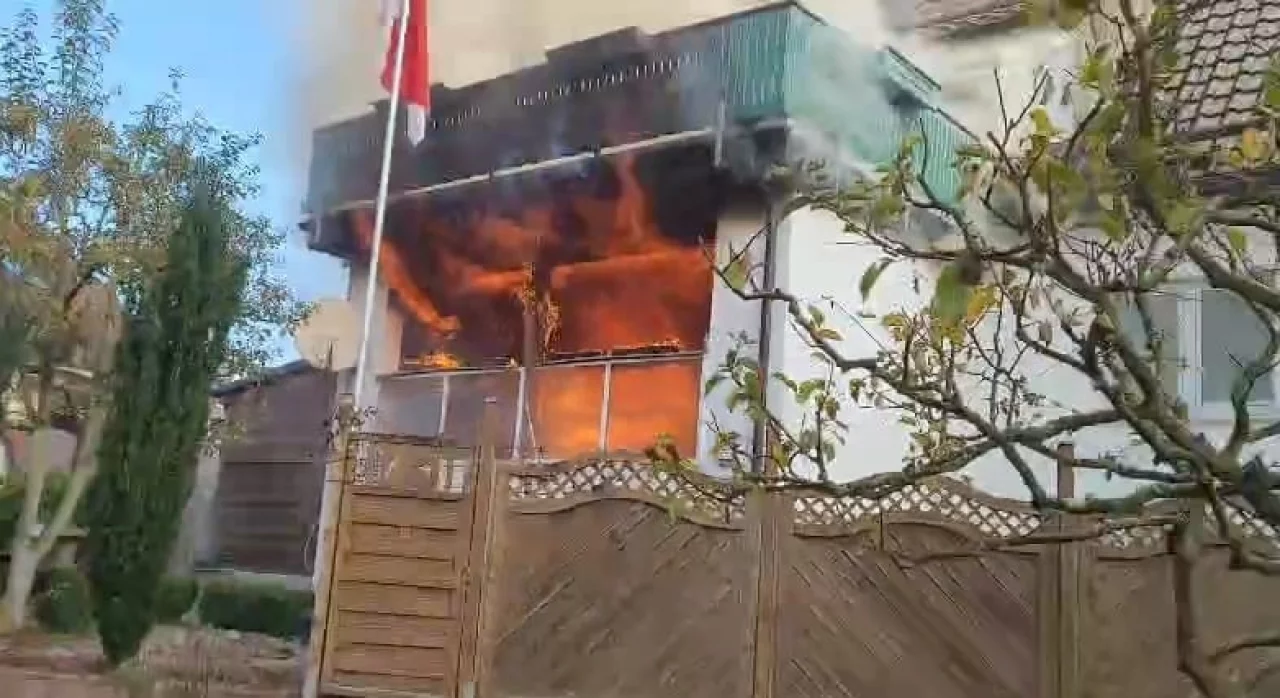 Die Flammen schlugen zwischenzeitlich aus dem Fenster. von privat