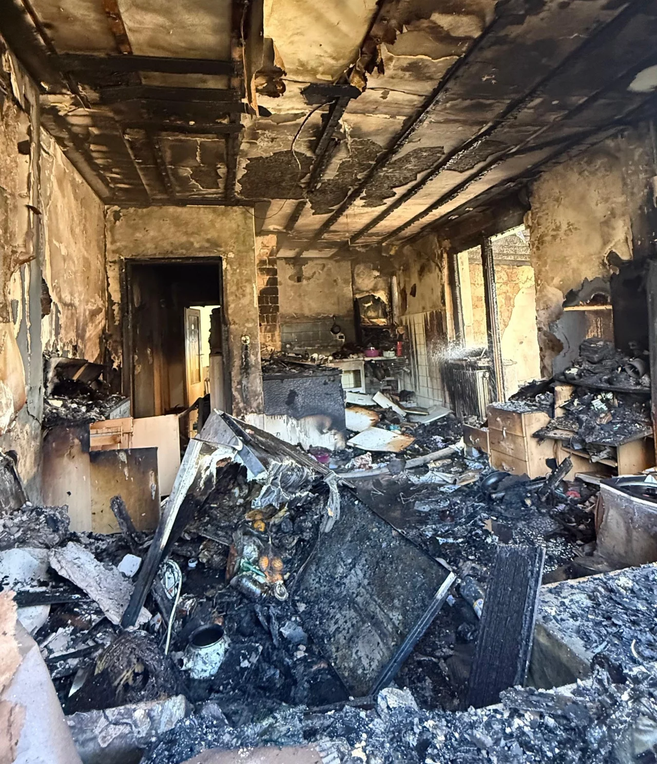 Die mittlere Etage, in der der Mieter wohnte, ist völlig ausgebrannt.. von privat