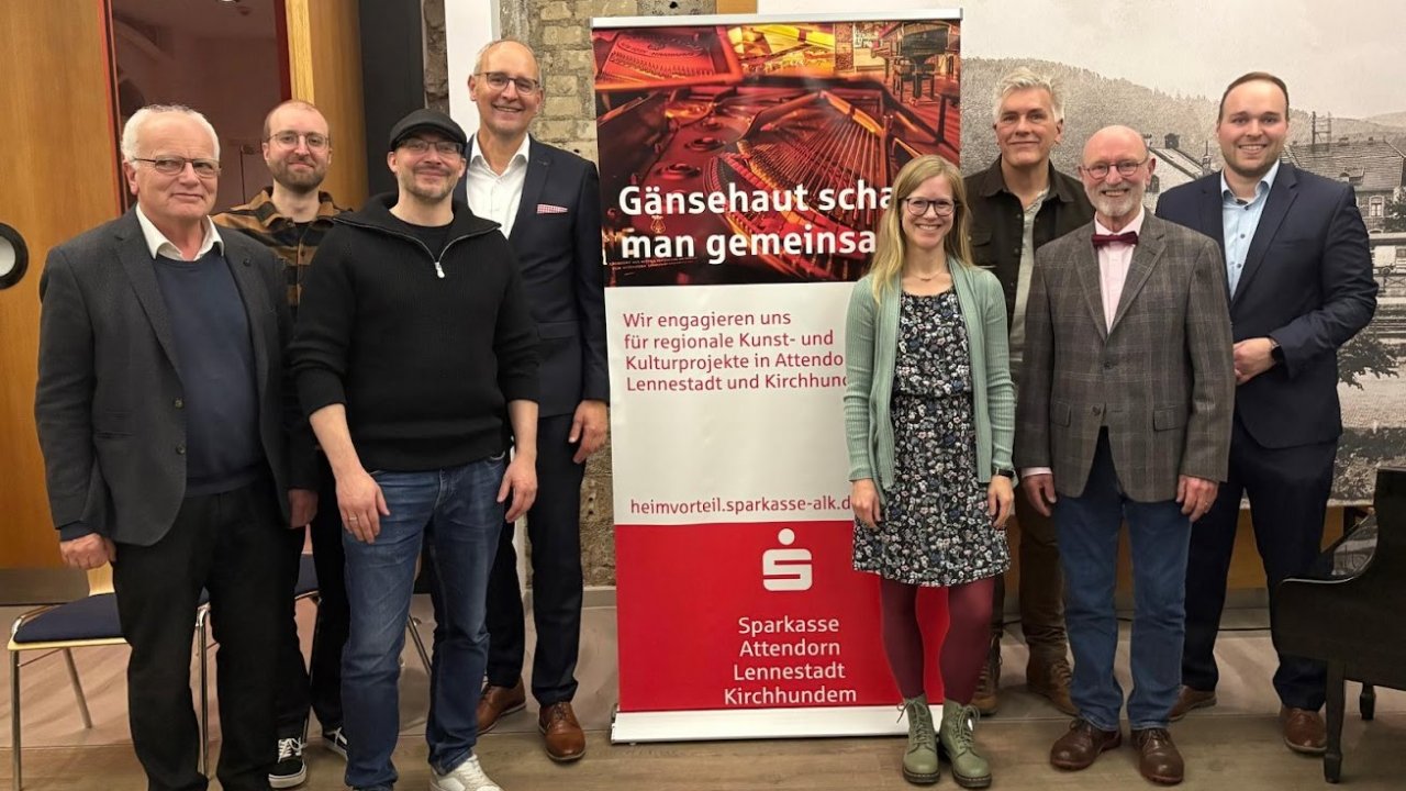 Starteten gemeinsam in den Literarischen Herbst 2025: (v.l.) Pfarrer Ludger Wollweber, Raphael Zapp, Kai Haase, Dirk Stenger, Anja Kiel, Hans-Jürgen Feldhaus, Gerd-Peter Zapp und Sebastian Sonntag. von privat