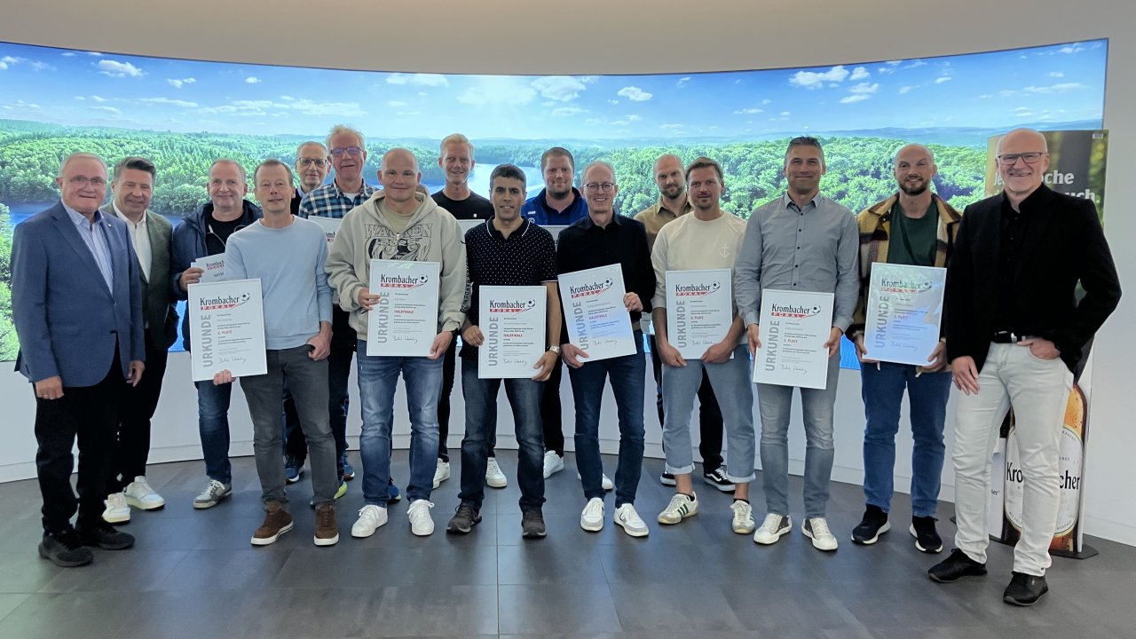 Im Anschluss an die Siegerehrung stellten sich Joachim Schlüter (1. v.l.), Jens Selter (2.v.l.), Thomas Will (5.v.l.) und Thorsten Becker (1.v.r.) mit den Vertretern der Siegermannschaften zum gemeinschaftlichen Foto auf. von privat