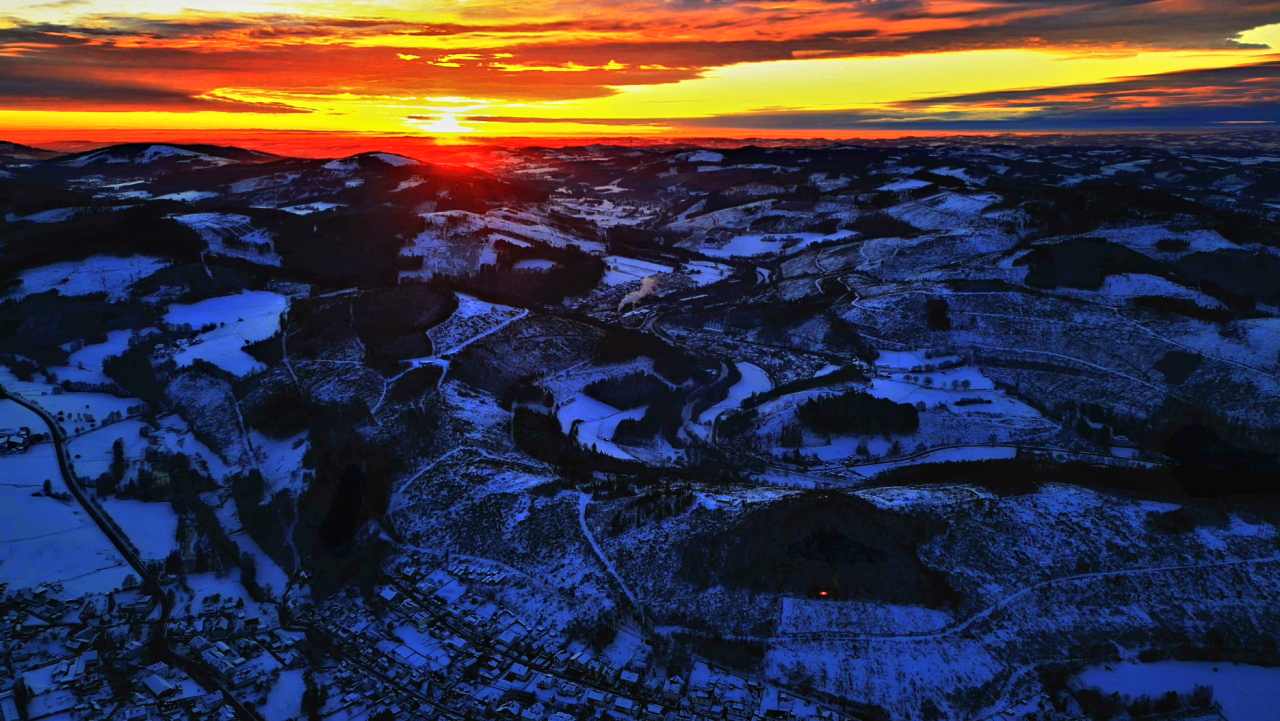 Weihnachtsgrüße aus Kirchhundem – die Gemeinde in Schnee gehüllt. von Patrick Toffel
