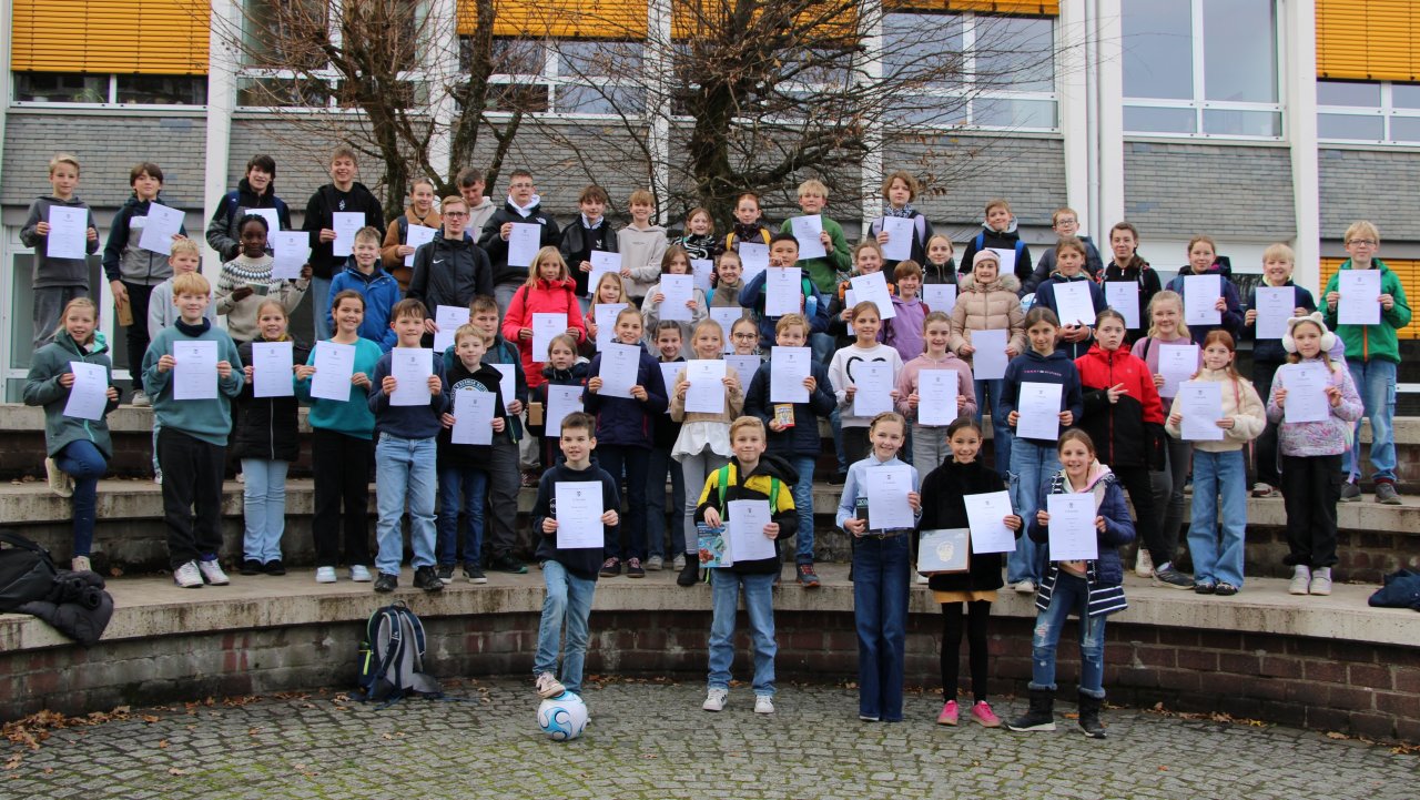 Regionalrunde der Mathe-Olympiade am GymSL: Alle Teilnehmer der sechs Gymnasien aus dem Kreis Olpe. von Lorena Klein