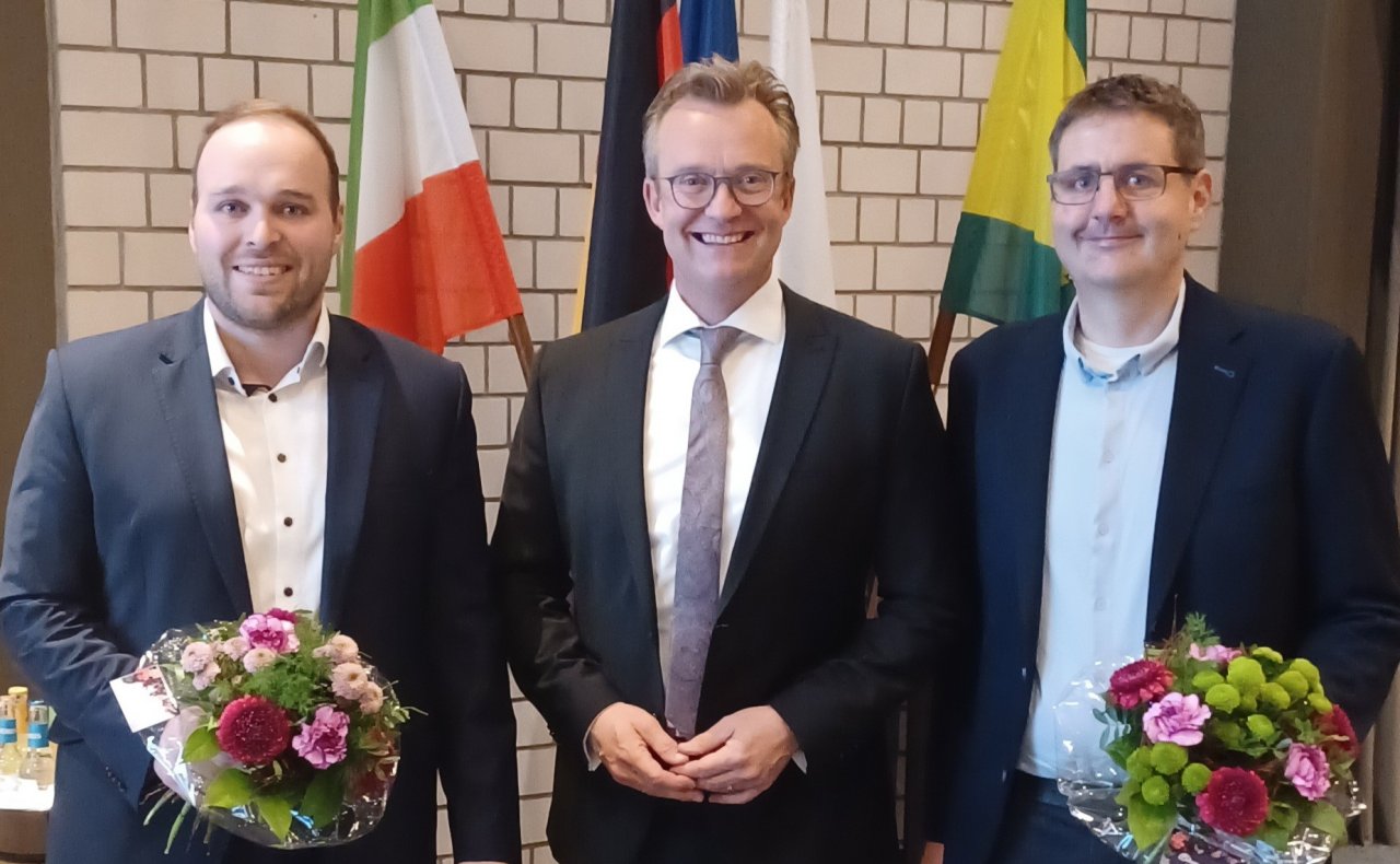 Mit der konstituierenden Ratssitzung ist die Lennestädter Politik in die nächste Wahlperiode gestartet. Bürgermeister Tobias Puspas legte seinen Amtseid ab, zu seinen Stellvertretern wurden Bernhard Schneider (CDU, r.) und Sebastian Sonntag (SPD, l.) ernannt. von Stadt Lennestadt