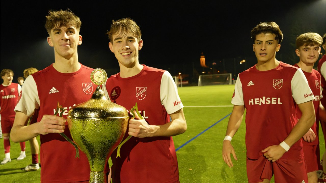 Die A-Jugend des FC Lennestadt sicherte sich nach einem spannenden Finale den Kreispokal. von privat