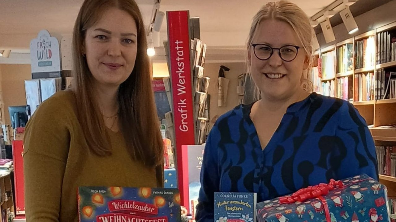Geschenke für Kinder aus bedürftigen Familien werden in Olpe gesammelt. Der Wunschbaum steht in der Buchhandlung dreimann family. von privat