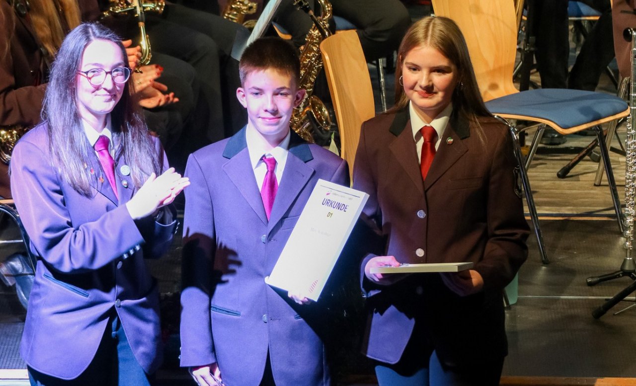 Tamina Krain und Max Scheibner wurden von der Jugendbeauftragten Laura Solbach (l.) für ihre erfolgreich bestandenen D-Lehrgänge ausgezeichnet. von privat