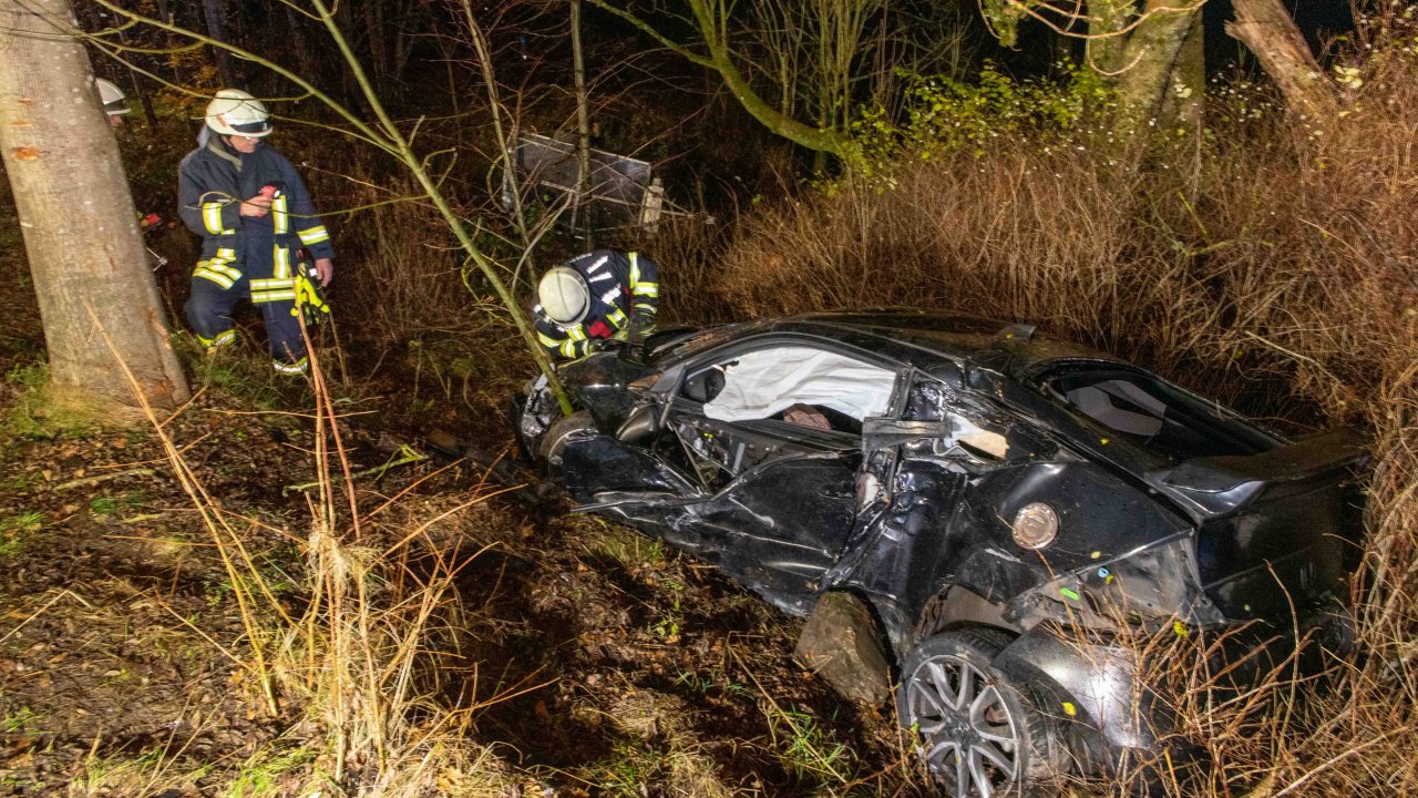 Ein Verkehrsunfall ereignete sich am Samstagabend, 15. November, auf der B 236 in Langenei. Die Straße war die ganze Nacht gesperrt. von Nils Dinkel
