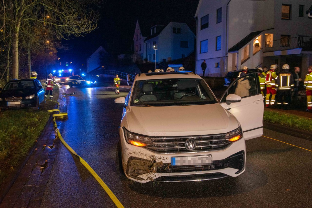 Ein Verkehrsunfall ereignete sich am Samstagabend, 15. November, auf der B 236 in Langenei. Die Straße war die ganze Nacht gesperrt. von Nils Dinkel