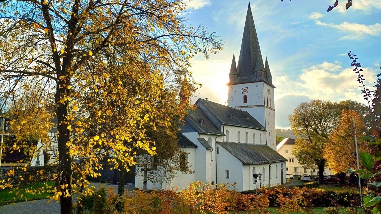 Die St. Clemens-Kirche in Drolshagen im Herbst. von privat