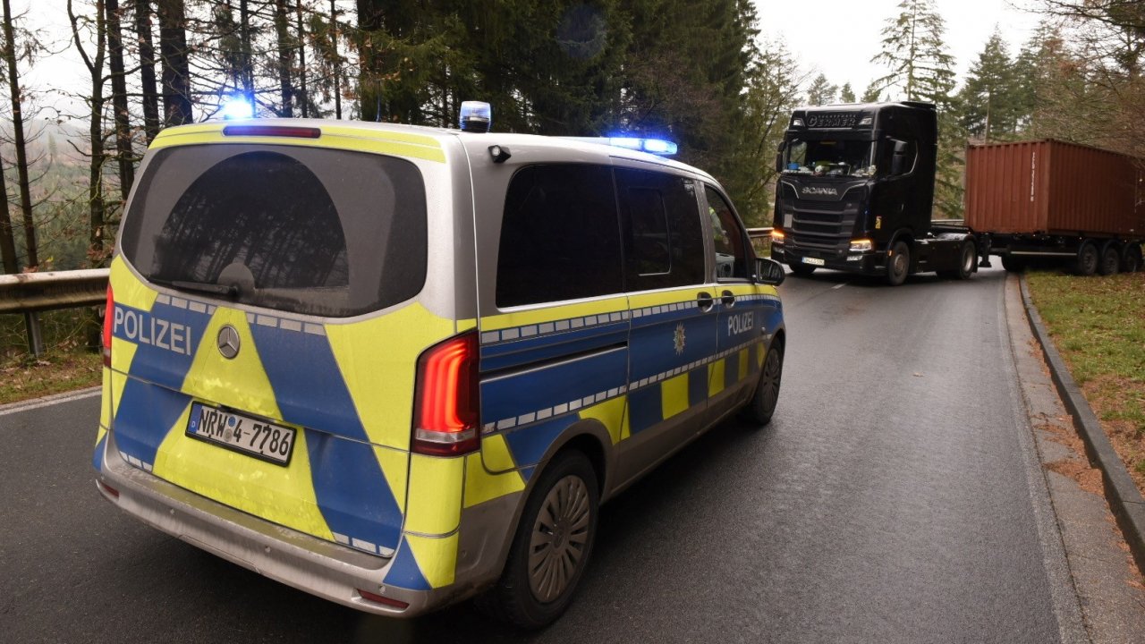 Der Lkw blockiert die Kreisstraße zwischen Saalhausen und Würdinghausen. von Nils Dinkel