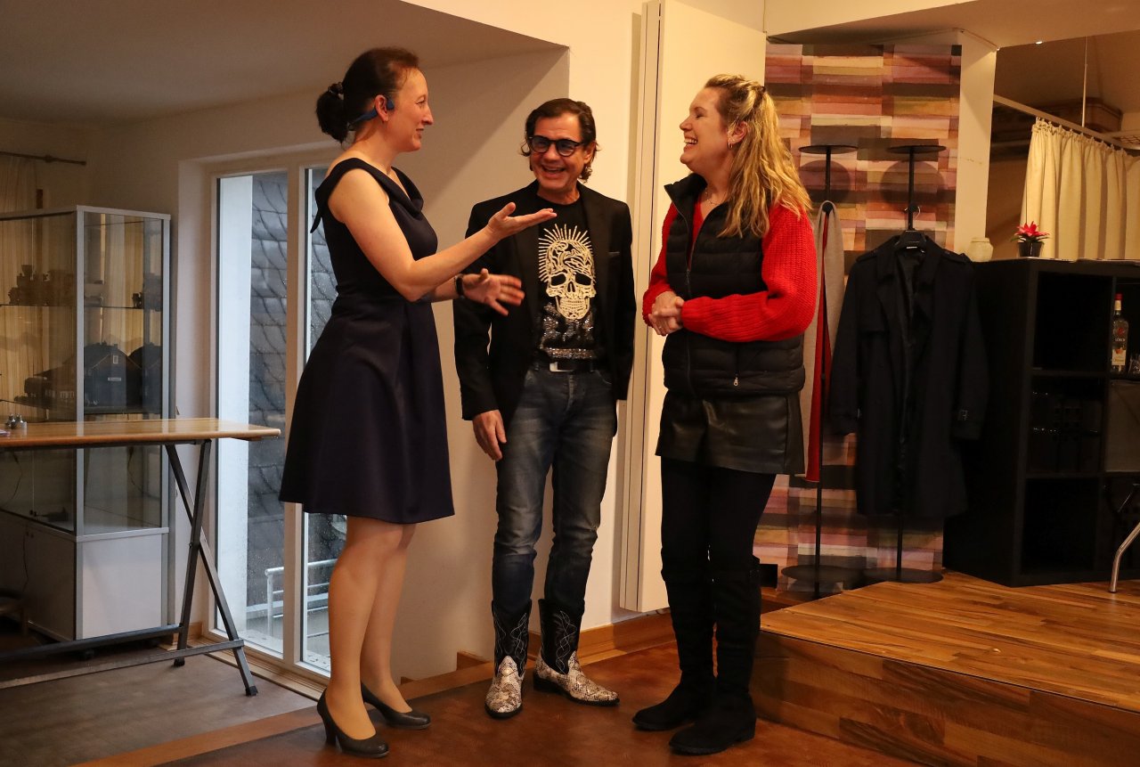 Chaotisch geht es bei der Komödie „Rent a friend“ zu, die das Konnex-Theater derzeit auf die Bühne im Alten Bahnhof Hützemert bringt. von privat