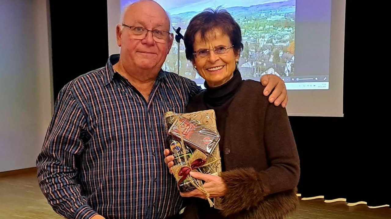 Gisela Wurm überreicht Peter „Pittjes“ Höffer ein kleines Dankeschön für seinen Vortrag bei der Jahreshauptversammlung der Senioren Union Attendorn. von privat