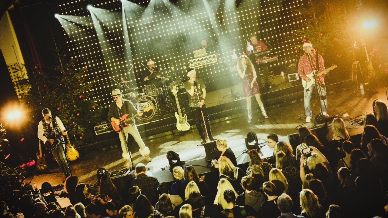 Die Cover-Band „The Stars of Rock“ rockt am Nikolausabend die Aula der Gesamtschule Wenden. von The Stars of Rock