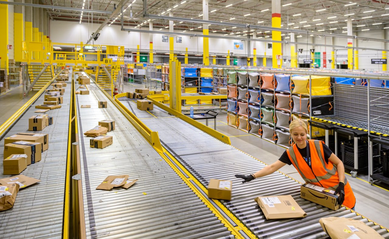 Symbolfoto: Vom Verteilzentrum aus werden die Pakete direkt zu den Kunden geliefert. von Amazon