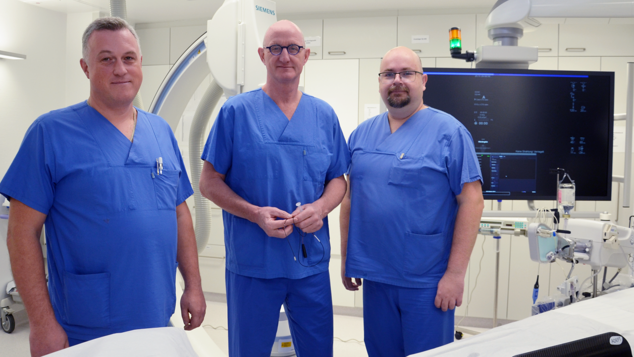 Andrzej Wierucki, Leitender Oberarzt Klinik für Innere Medizin und Leiter Herzkatheterlabor, PD. Dr. med. Frank van Buuren, Chefarzt Klinik für Innere Medizin sowie Ärztlicher Direktor der GFO Kliniken Südwestfalen, und Aliaksandr Navichenka, Oberarzt Klinik für Innere Medizin (v.r.). von GFO Kliniken Südwestfalen