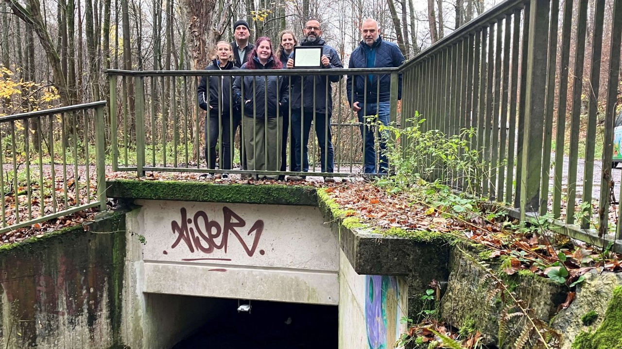 Im Beisein von Bürgermeister Ralf Paul Bittner (r.) stellten jetzt Gea Federici, Elmar Kettler, Yvonne Kaiser, Lea Schowe und Sebastian Witte von der Stadt Arnsberg das im Rahmen von Smart City realisierte Hochwasser-Monitoring in Arnsberg vor. von Stadt Arnsberg