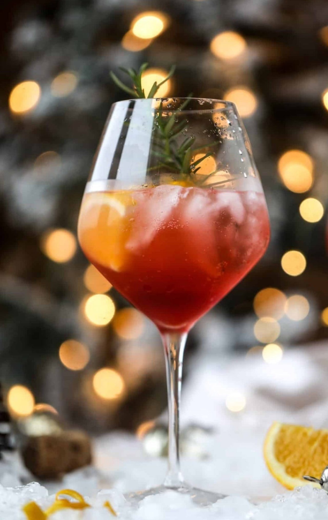 Mal etwas Besonderes zur Weihnachtszeit im Glas? Kein Problem: Probiert mal den Winter-Weihnachts-Spritz von Gabriel Bazaga Mena. von Landhotel Voss