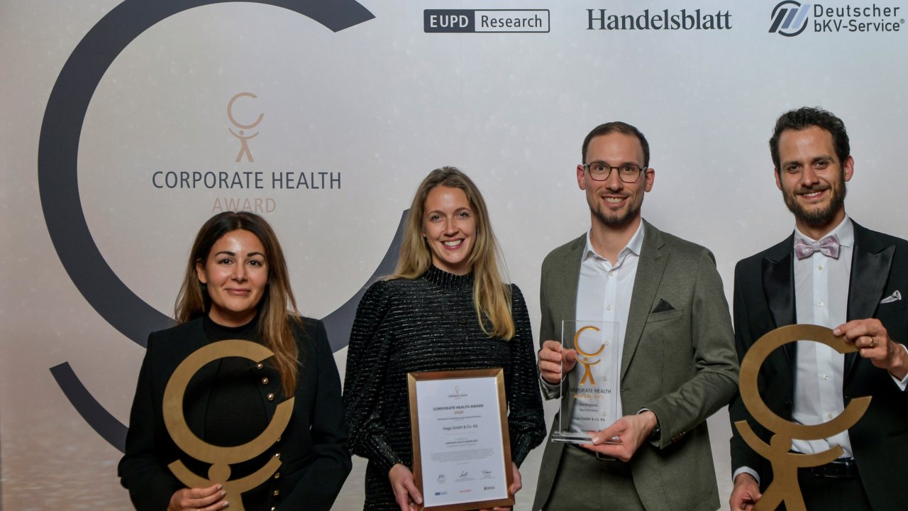 Freuen sich über die Auszeichnungen im Rahmen der Preisverleihung zum Corporate Health Award (v.l.): Dr. Gülcihan Öz-Satak, Lisa Heiche, Marc Langel (alle Viega) und Steffen Klink (COO EUPD Research). von EUPD Research/Wenski