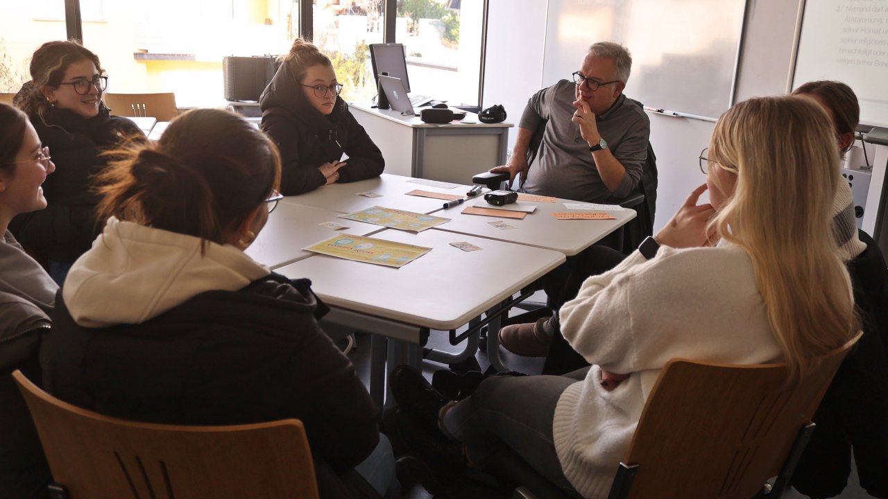 In zahlreichen Workshops diskutierten die Jugendlichen über Demokratie. von Kreis Olpe