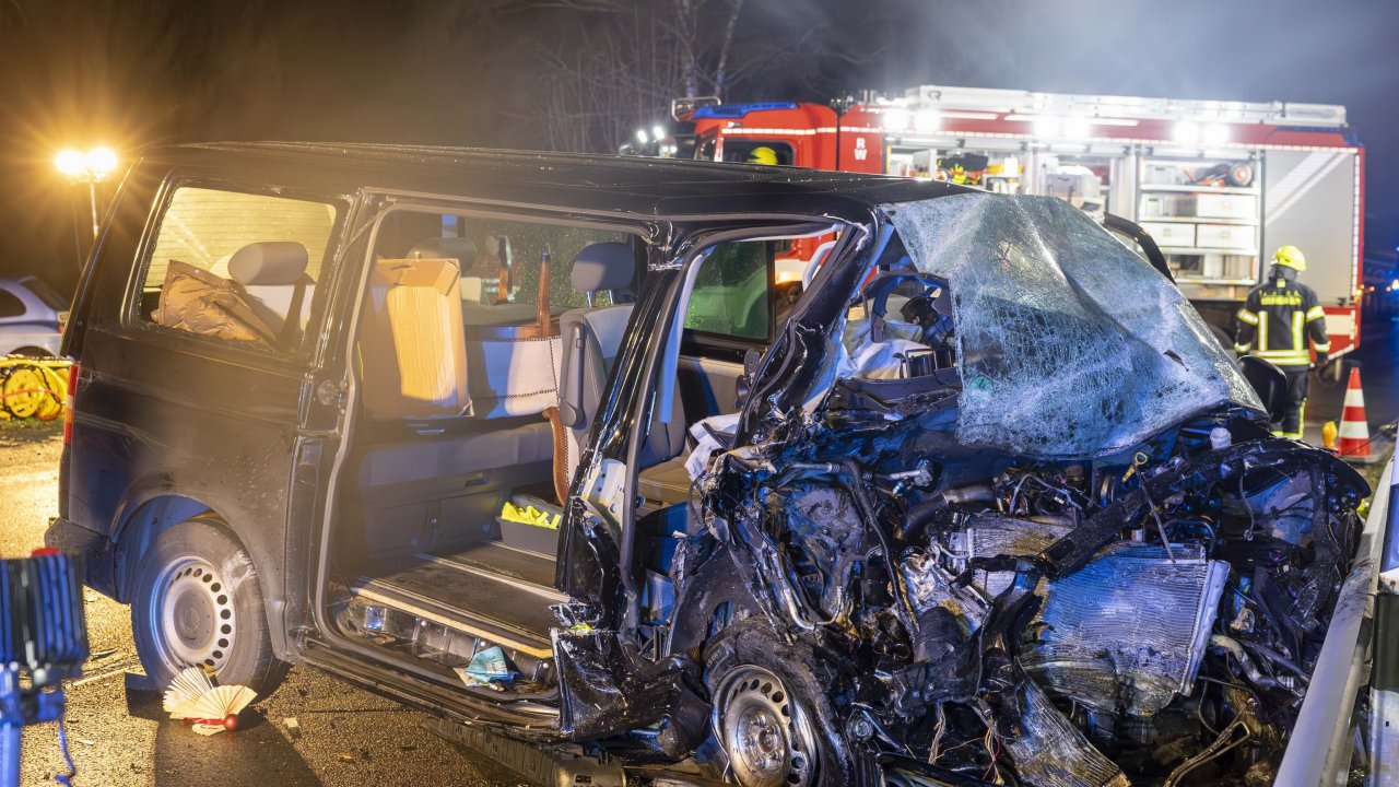 In diesem Kleinbus wurden der Beifahrer tötlich verletzt und die anderen beiden Insassen schwer verletzt. von Kai Osthoff