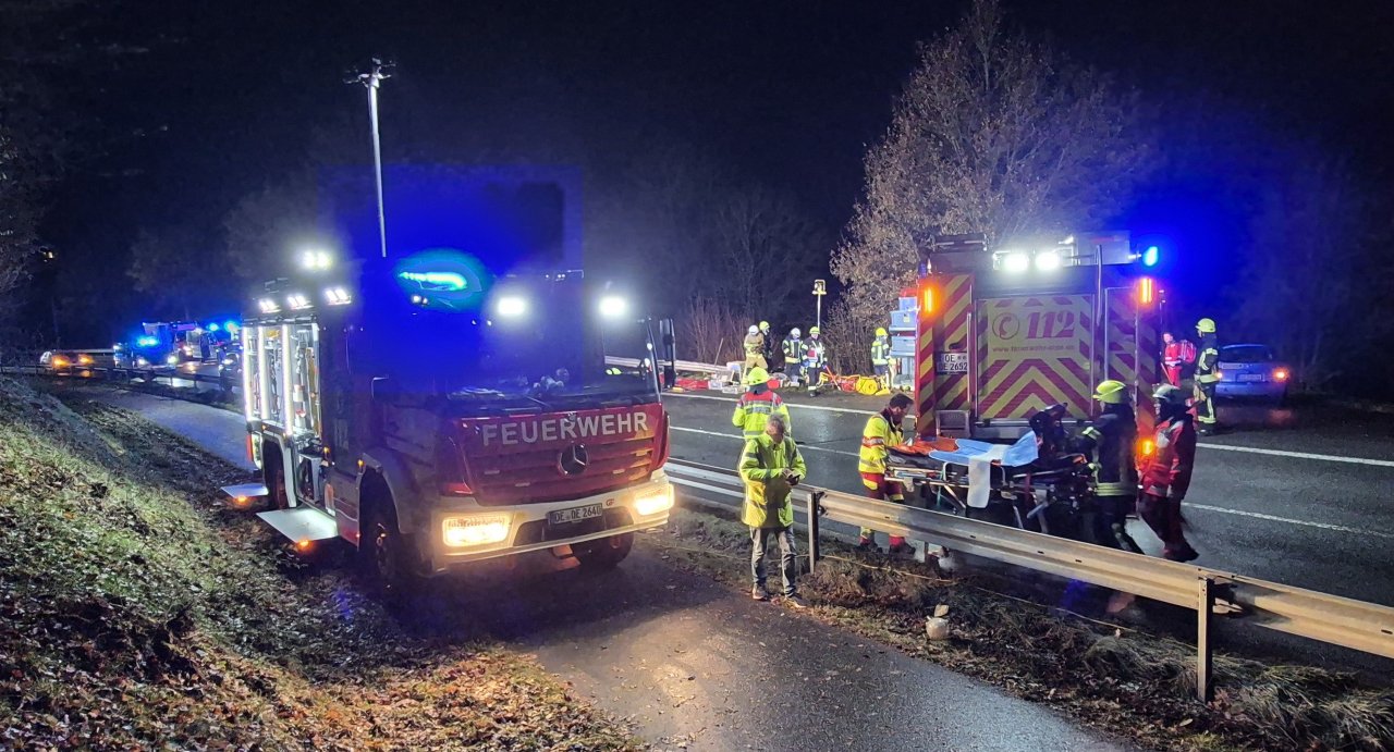 Ein schwerer Verkehrsunfall hat sich am Sonntagabend, 30. Novemebr, auf der B55 bei Oberveischede ereignet. von Kai Osthoff