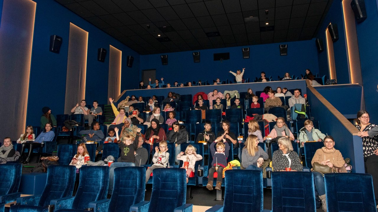 Die Mutter-Kind-Hilfe im Kreis Olpe lud alleinerziehende Eltern mit ihren Kindern wieder ins Kino ein. von Mutter-Kind-Hilfe