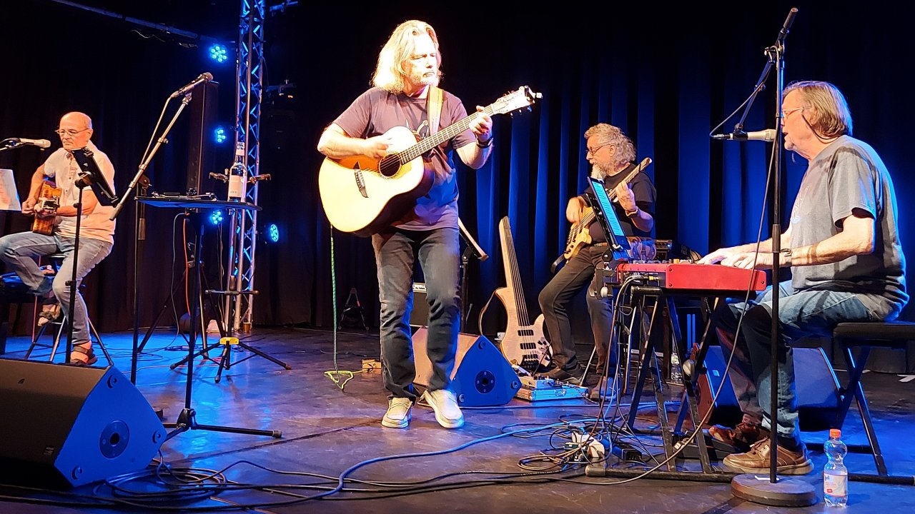 Am Samstag, 6. Dezember, steht die „Paul Bartsch Akustik Band“ aus Halle auf der Bühne in Attendorns Antiquariat. von Peter Branscheid