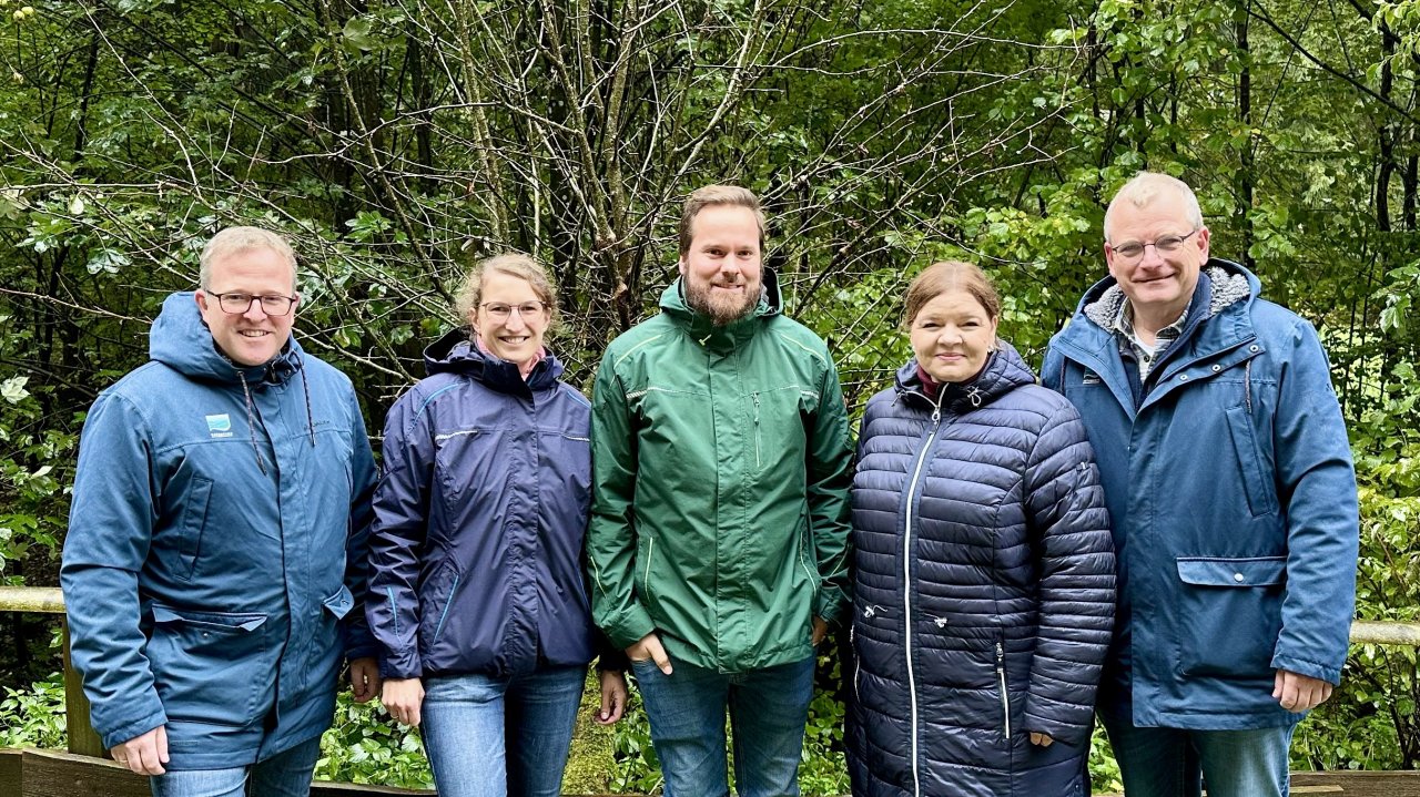 Freuen sich auf das, was in Oedingen entsteht: (v.l.) Georg Schmitz, (Naturpark Sauerland Rothaargebirge), Theresa Epe, Marwin Feldhaus, Sandra Müller (alle Stadtverwaltung) und Detlev Lins (Naturpark Sauerland Rothaargebirge). von Stadt Lennestadt