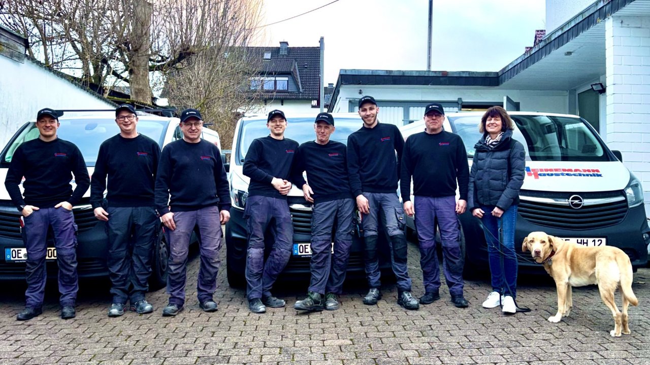Luca Jan Amzehnhoff (ganz links) übernimmt die Firma Heinemann Haustechnik von seinem Vater Carsten Amzehnhoff (3. v. links). Das gesamte Team freut sich auf die gemeinsame Zukunft. von privat