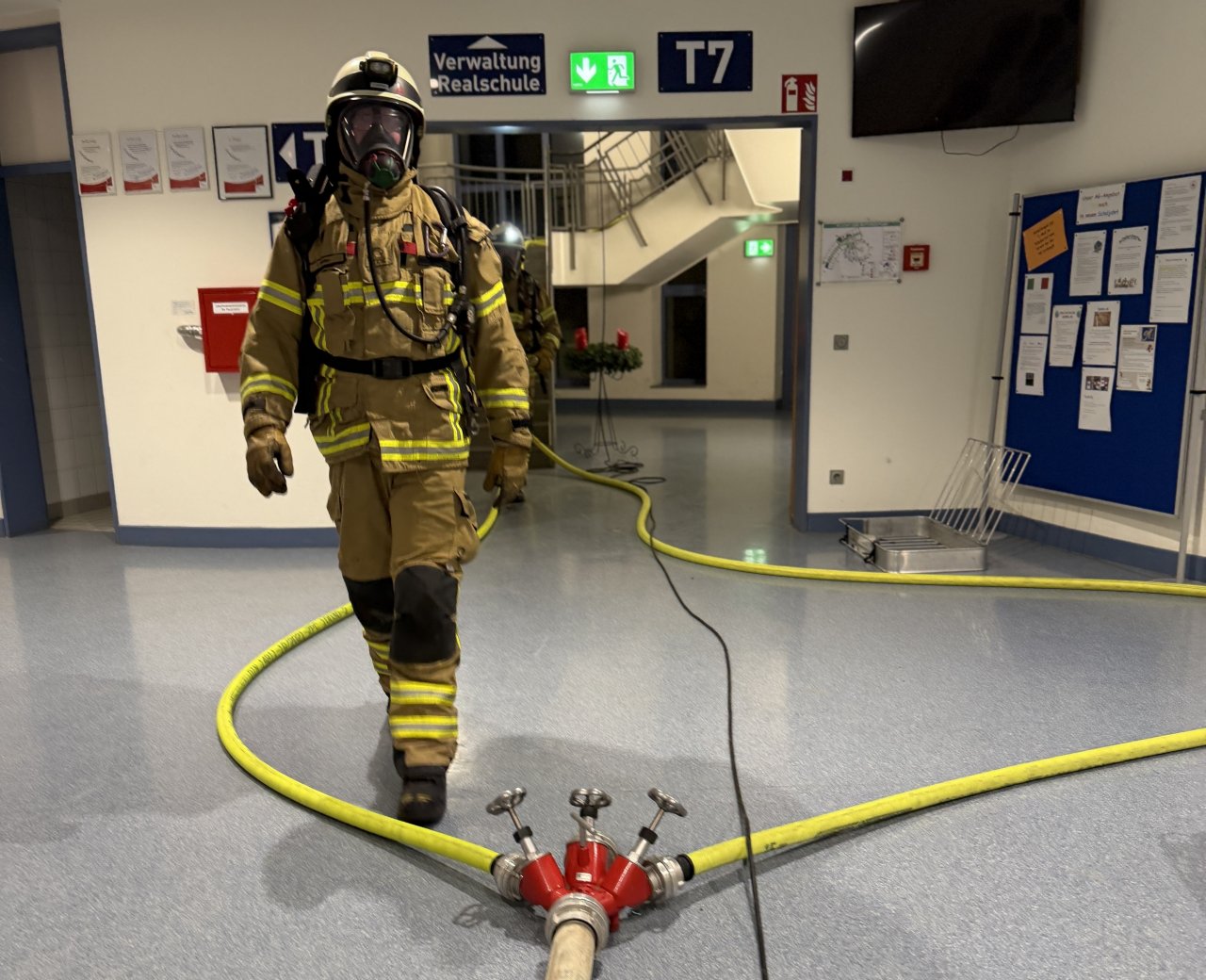 Die Feuerwehr Attendorn bekämpfte einen Brand im Lehrerzimmer der St. Ursula-Realschule. von Feuerwehr Attendorn