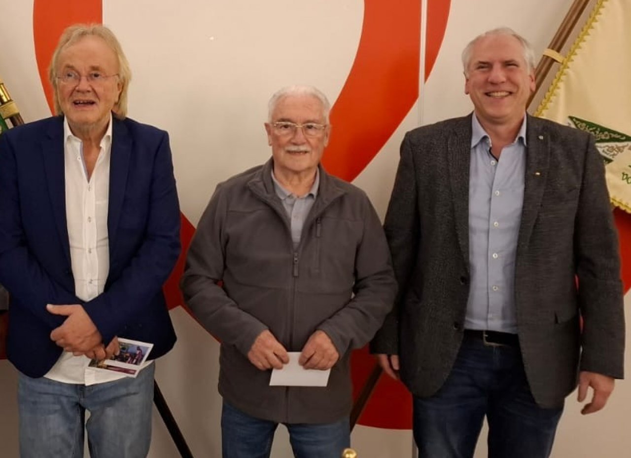 Die Jubilare Hans Werner Quast und Heinz Weindorf mit dem Vorsitzenden Markus Pokoj (v.l.). von privat
