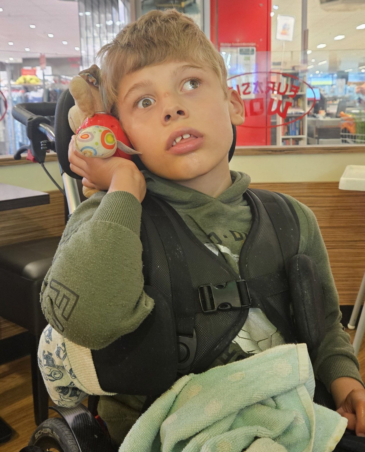 Paul (9) hat seit der Geburt das ATRX-Syndrom. Um weiterhin die Förderschule in Olpe besuchen und das Haus verlassen zu können, braucht er dringend einen Plattformlift. von privat